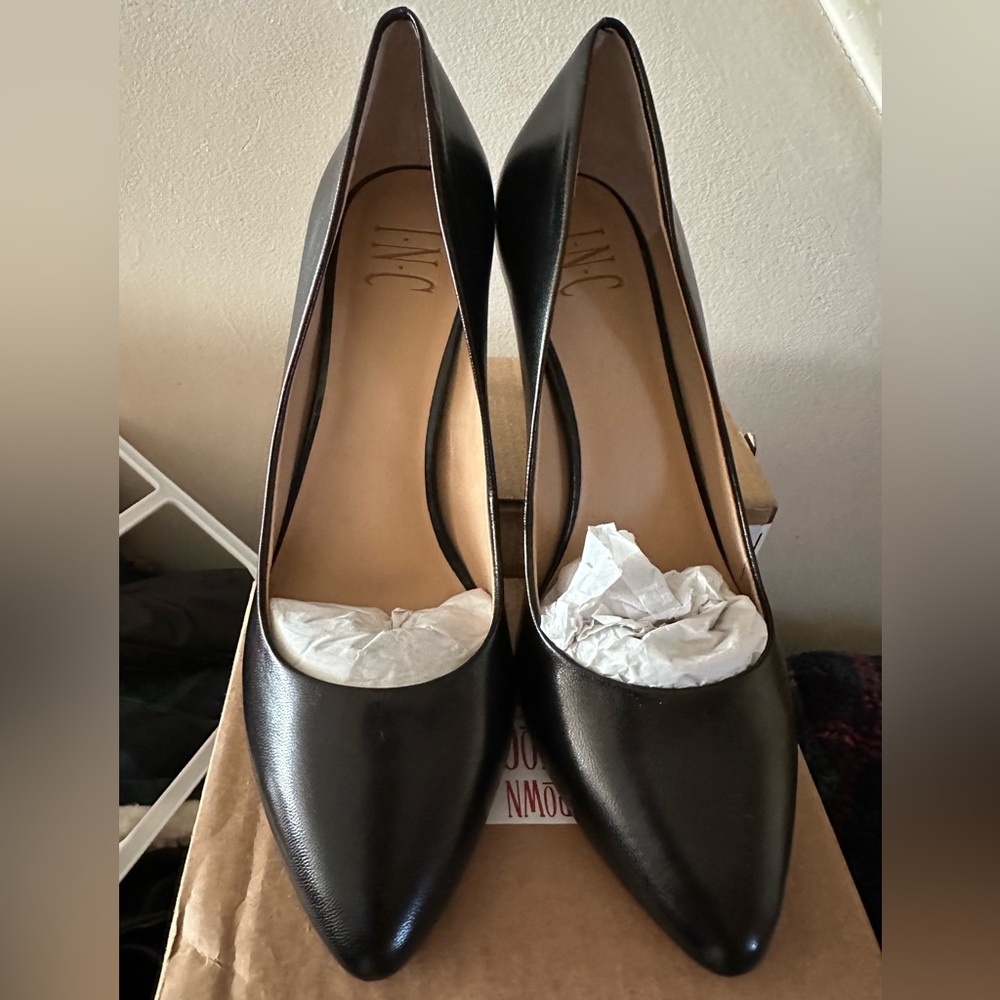 Ladies black shoes. Size 8 3” heels.